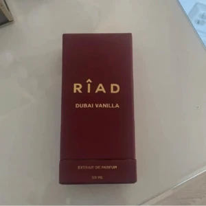 Riad Dubai Vanilla Extrait 50ml - Riad Dubai Vanilla Extrait de Parfum i 50 ml. Snygg och stilren flaska, perfekt för dig som vill sticka ut med en modern touch. Perfekt storlek att ta med i väskan. Finns kvitto endast testad. Nypris 1100kr.