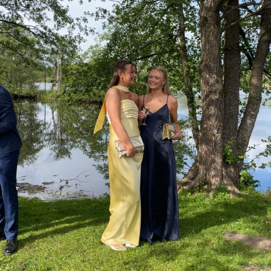 Marinblå långklänning i satin - 1