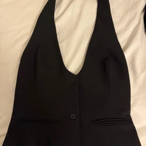 Topp med halterneck från Zara - En topp med halterneck, figursydd, kan justeras där bak. Endast använt fåtal gånger. Inga defekter