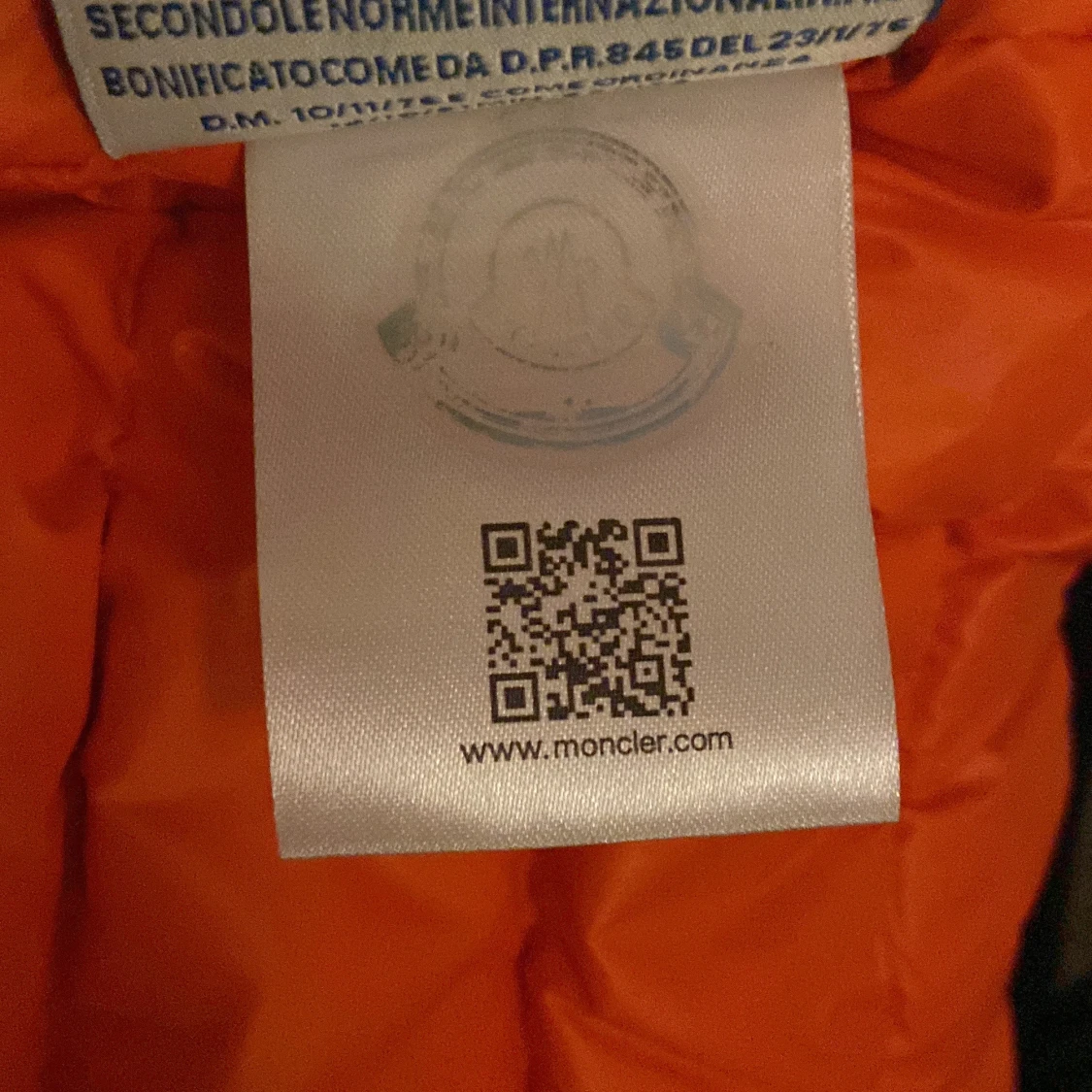 Svart Moncler pufferjacka med orange foder - 2