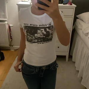 Vit t-shirt med svart tryck - Säljer en vit t-shirt med svart tryck och texten 'BE YOUR OWN SUN' på bröstet. Mjukt och stretchigt material 💗