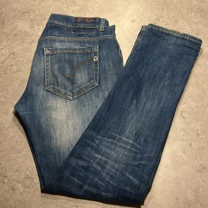 Dondup jeans - Dondup George jeans i storlek 34. Jeansen är stretchiga och har tvätten Lamotta som är väldigt snygg! Dem är i mycket bra skick då dem knappt har andvänds. Passar dig som är 180- 185 cm lång✌️hör av er om minsta frågor!