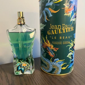 Le Beau Paradise Garden EdP 125ml - Jean Paul Gaultier Le Beau Paradise Garden Eau de Parfum. Snygg flaska och cool förpackning med drakmotiv. Volym: 125 ml. Tillverkad i Spanien där den även är köpt. Det är cirka 95% kvar och jag säljer den pga att den bara står och samlar damm. Tveka inte att höra av er vid frågor eller byten😊