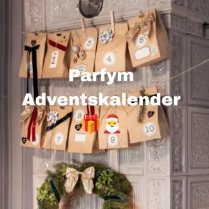 Adventskalender med parfym 🎅 - 24 luckor med hemliga parfymer från kända varumärken. Utforska parfym-djungeln i december! Kalendern förpackas antigen i vanligt julpapper, i påsar eller boxar uppmärkta med nummer, beroende på vad som finns tillgängligt. Material till kalendern inhandlas på begäran/köp då jag först vill se hur intresset ser ut. Kalendern innehåller 24 luckor med 33ml [tester] parfymer, nya med kartong.