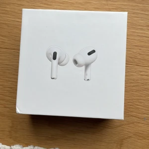AirPods pro  - Säljer ett par airpods pro i väldigt bra skick. Knappt använda och är köpta i augusti 2024. Det har funnits Apple Care men gått ut. Om du har frågor så är det bara att skriva!