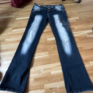 Lågmidjade jeans - Blue Queen jeans, nästan alla kristaller kvar, knappt använda