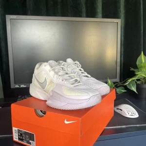 Nike G.T CUT CROSS - Nike G.T Cut Cross, storlek 44. Har använt dem några gånger men inte mycket alls. Väldigt bra skor med bra grepp och bekvämlighet. De finns få märken att de är använda och fungerar helt som nya. Har köpt ett par andra och säljer därför dessa för lågt pris. 