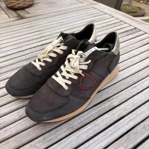 Philippe model sneakers - Grymma sneakers storlek 44 med fina detaljer för ett ännu grymmare pris. Skicket är mycket bra och säljs endast för 1199🤑💰Bara att höra av sig vid ytterligare funderingar💛