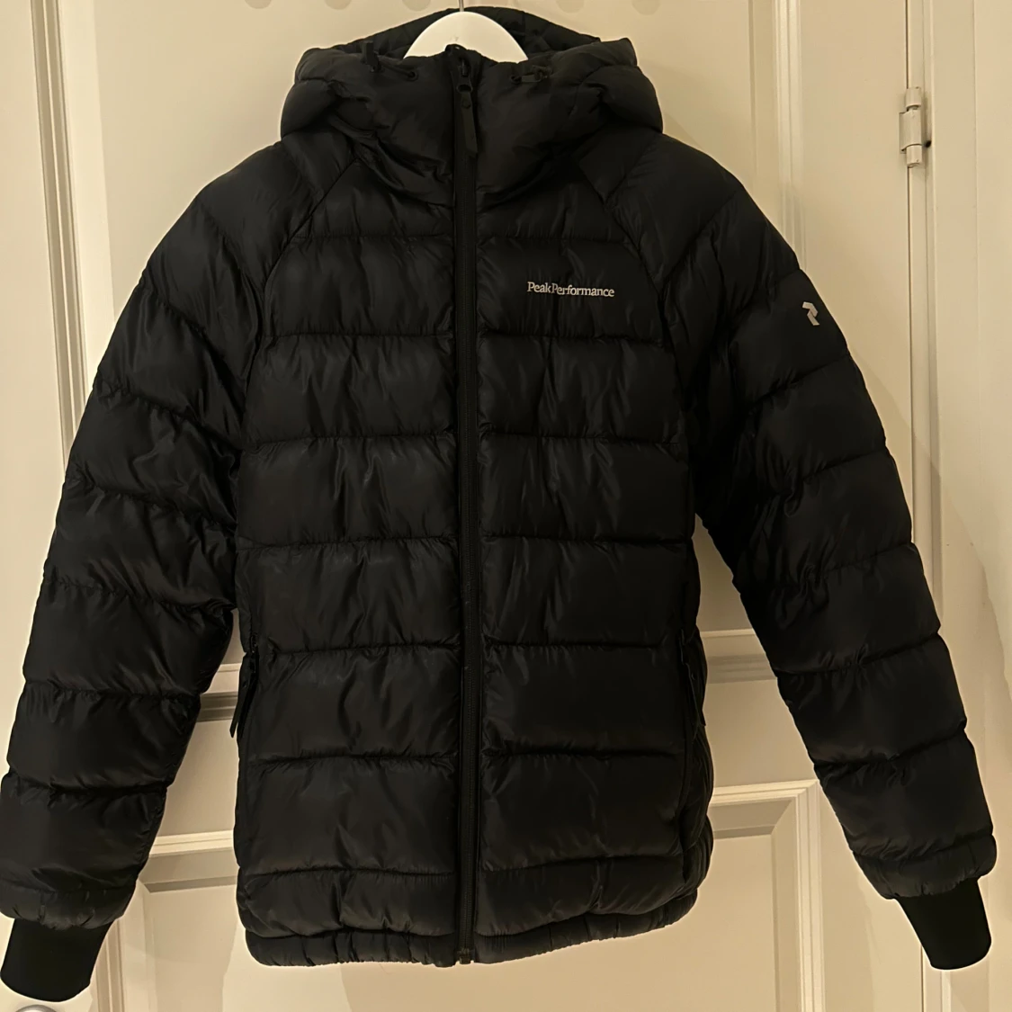 Svart Peak Performance pufferjacka