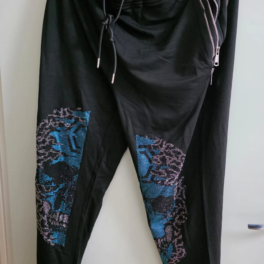 Svarta mjukisbyxor med döskalletryck - 1