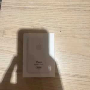 iPhone Battery Pack MagSafe - Apple MagSafe Battery Pack för iPhone, originalförpackning och batteri i mycket gott skick. Perfekt för extra laddning på språng, kompatibel med MagSafe-telefoner. Inga synliga defekter eller slitage, ser ut som ny. Enkel att använda och smidig design.