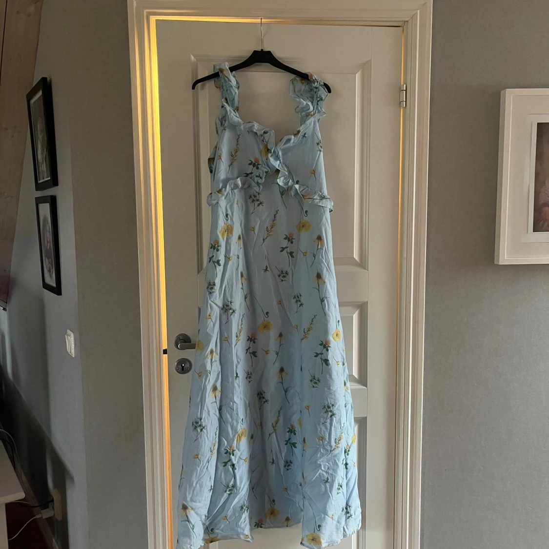 Ljusblå långklänning med volang och knyt - 2