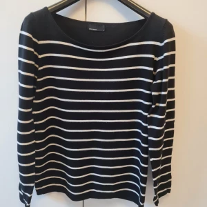 Långärmad tröja från Vera Moda strl XL - Säljer en svart långärmad tröja från Vera Moda med vita horisontella ränder. Tröjan har en klassisk rund halsringning och är i bomull. Ettikten med material är klippt. Storlek XL. Kan hämtas i Vallentuna.