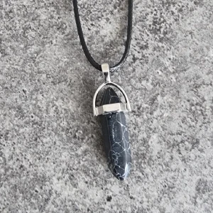 Svart halsband med stenpendant - .