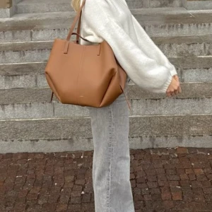 Brun axelväska från Polène i skinn - snygg brun axelväska