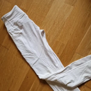 Lululemon - Lululemon, 28", stlk 6, hög midja, vita med sömmar som detaljer+fickor på båda sidor. Aldrig använda, eftersom jag tydligen känner mig obekväm i klarvitt 😅. Dubbelt tyg i rumpan, squattestade och APPROVED 👌 Återuppladdad för fri frakt. Jag har mycket annat uppe på sidan, både herr och damkläder. Köp gärna bundle för att få rabatt 🤗 