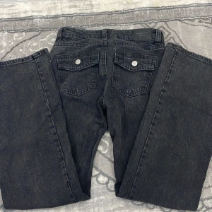Straight leg jeans från gina tricot - Säljer mina jeans från gina tricot med snygga fickor på bak sidan, köpte januari 2025 för 500kr och har haft de på mig sällan