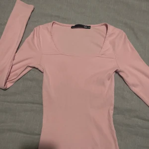 Ljusrosa ribbad långärmad topp XS - Säljer en jättesöt ljusrosa långärmad topp från 157 i storlek XS. Helt ny💕