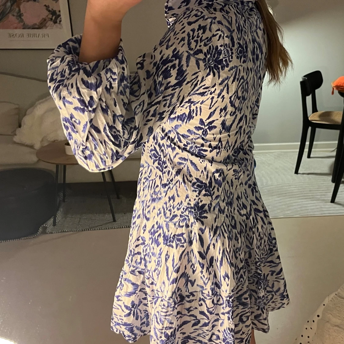 Blåvit blommig kortklänning Gina Tricot - 1