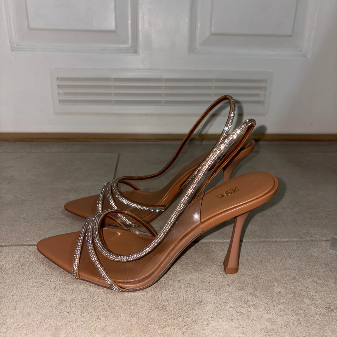 Bruna klackpumps med strass från Zara - 1