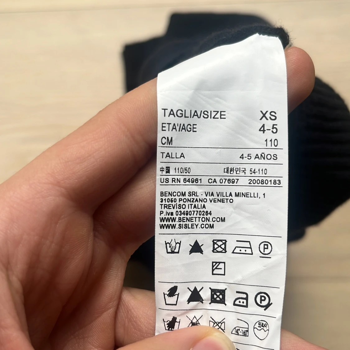 Svart v-ringad tröja från Benetton - 2