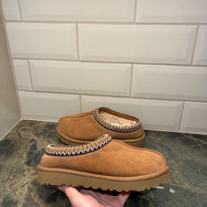 UGG Tasman  - UGG Tasman I Storlek 36  Endast använda fåtal gånger   Varma och mysiga - passande till vintern   Hör av dig vid funderingar😊