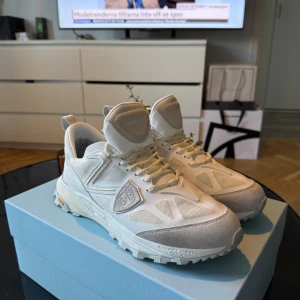 Philippe Model vita sneakers med Vibram-sula - Tja Säljer dessa snygga Philippe model skor! Dom är köpta för någon månad sen och dom är använda ett fåtal gånger, Precis som nya! Nypris 3000kr