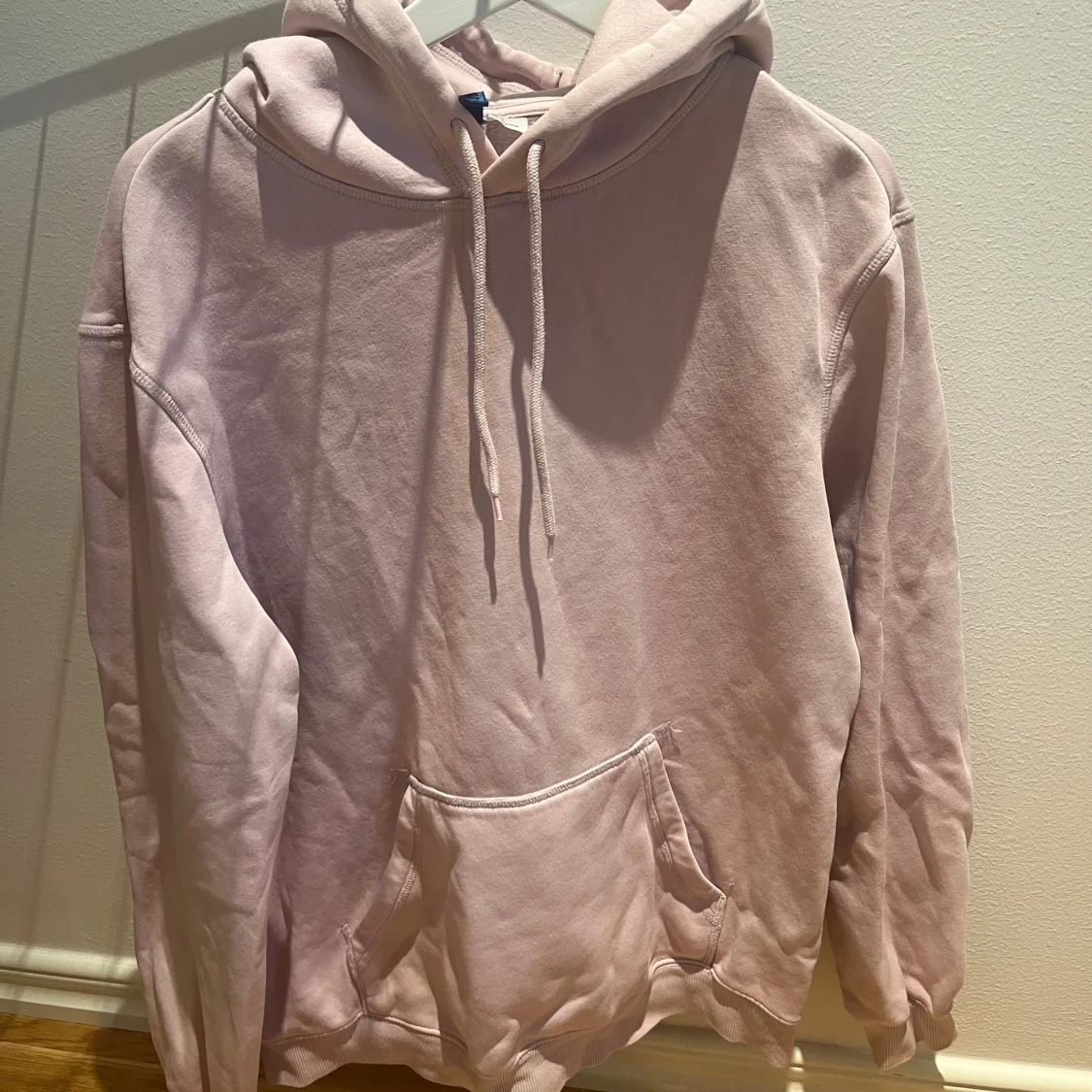 Ljusrosa hoodie med huva och ficka