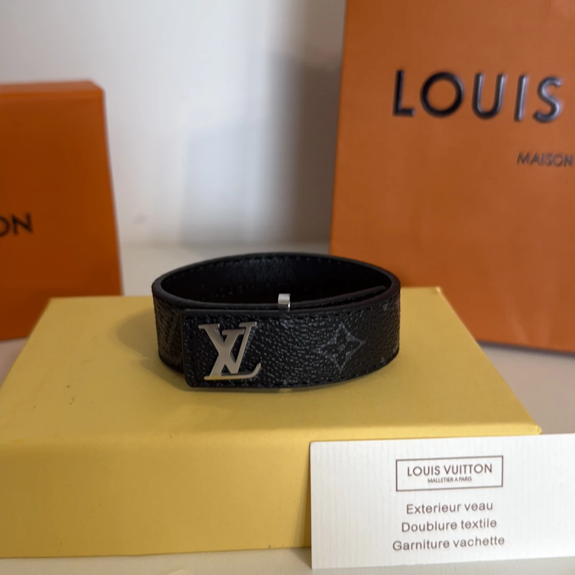 L och V  svart läderarmband - 1