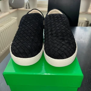 Bottega Veneta skor - Säljer ett par svarta Bottega Veneta skor i storlek 43. Skorna har en stilren design med diskret broderad logga bak och är perfekta för dig som gillar lyxiga detaljer och enkelhet. Dom är hely oanvända, hör av dig vid frågor🤝