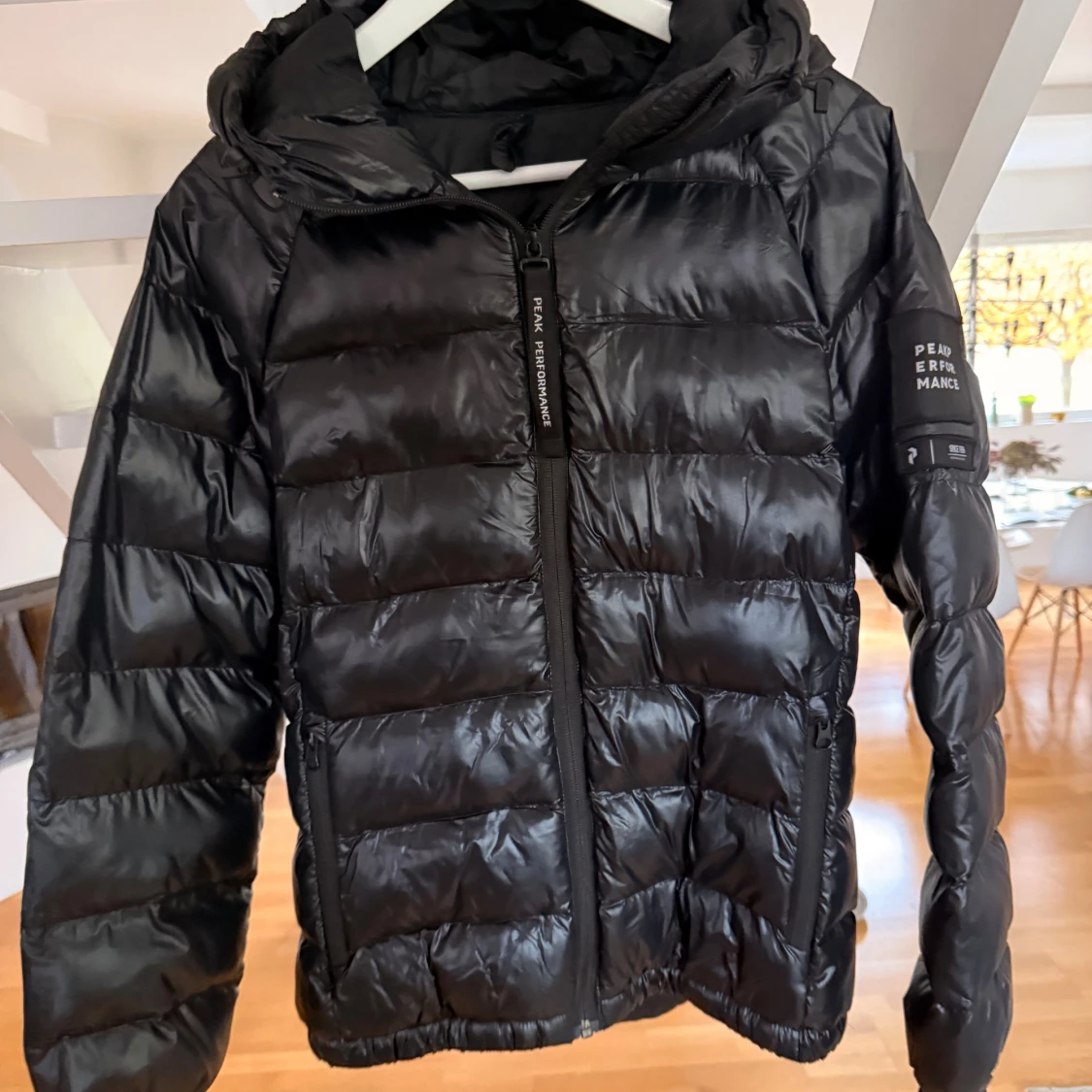 Svart pufferjacka Peak Performance