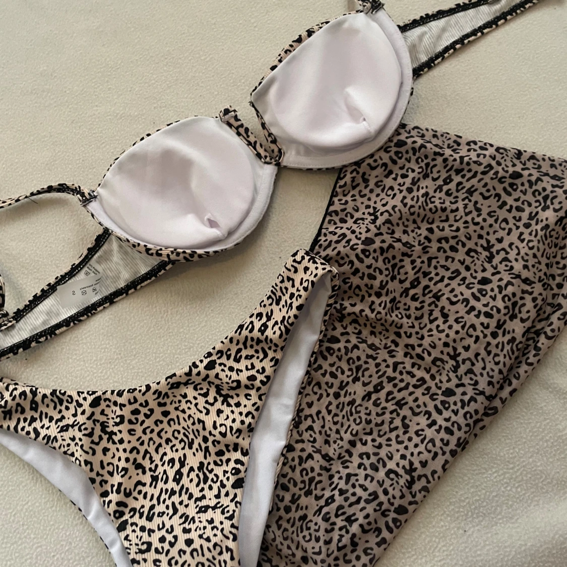 Leopardmönstrad bikini set med meshkjol - 2