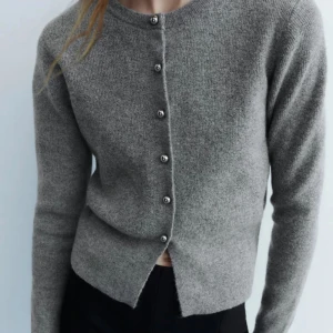 Grå kofta från Zara med pärlknappar - Helt ny superfin grå kofta från Zara med rund halsringning och snygga pärlknappar framtill. Koftan är stickad i mjukt material och har lång ärm. Ny skick med lappen kvar som var en present. Köptes för 379 i nypris sälj sänk för 200 utan frakt. Pris kan självklart diskuteras💕💕