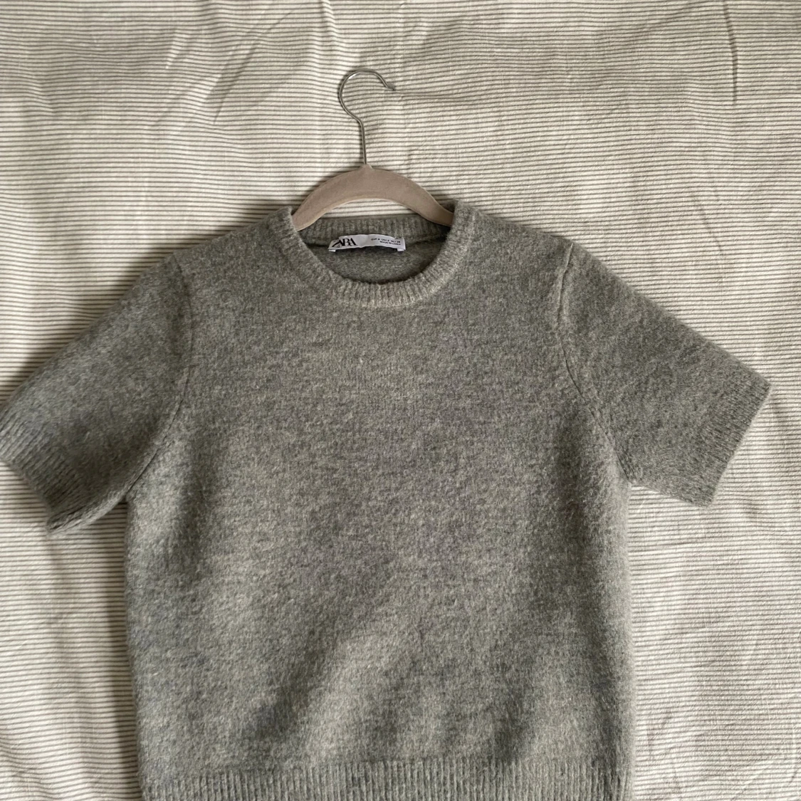 Grå stickad kortärmad tröja från Zara - 2