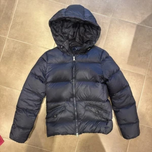 Svart pufferjacka från Gant - Kan även bytas mot en i storlek M