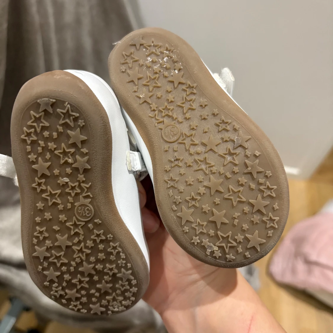 Vita ballerinaskor med fjärilsdetalj Next - 2