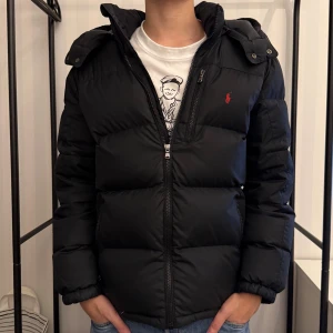 Ralph Lauren Jacka - Ralph Lauren Jacka - storlek XL 18-20 (xs) - skick 8,5/10 - killen på bilden är 173 - fler frågor? Kontakta mig