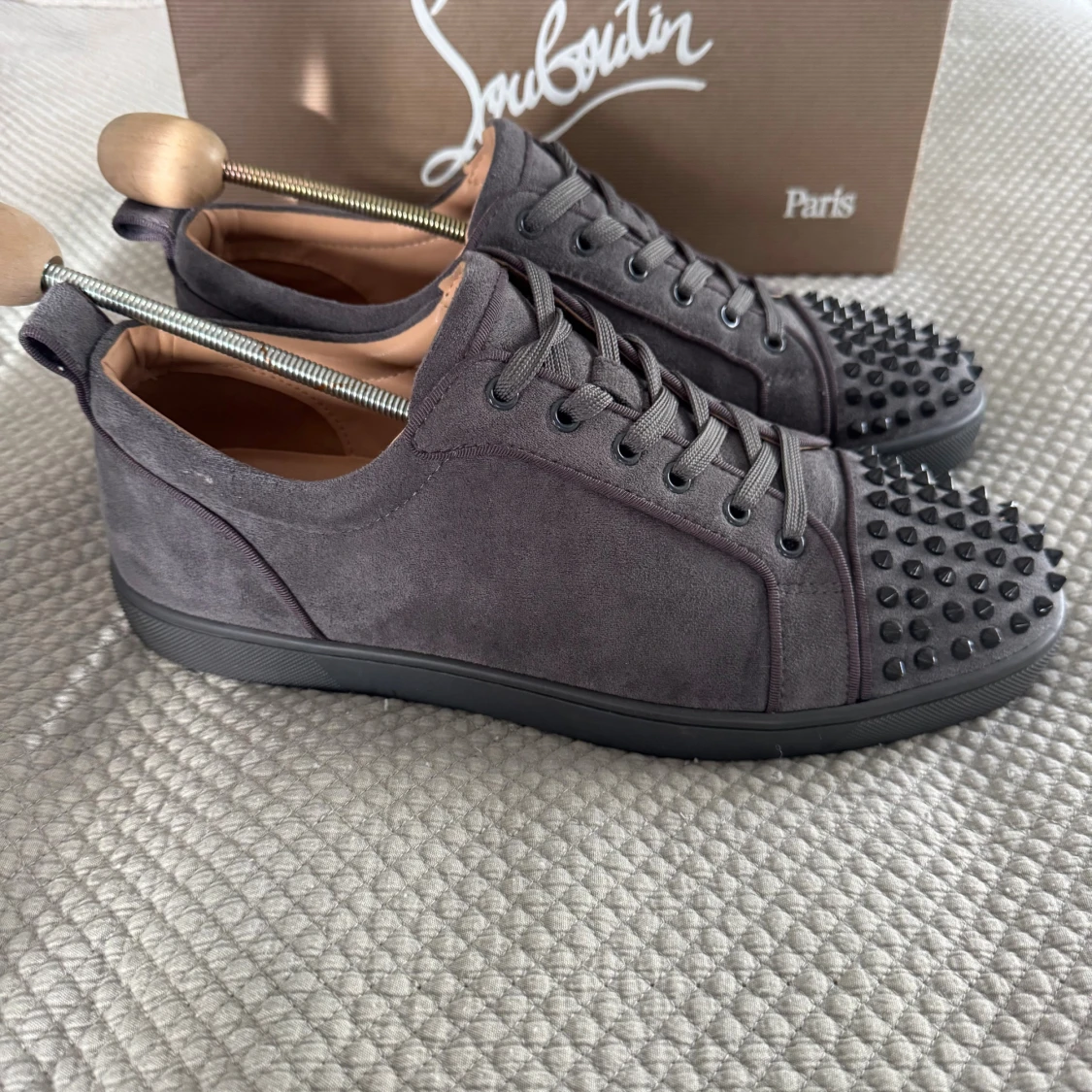 Grå mocka sneakers från Louboutin 45 - 2