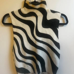 Stickad zebraväst från Zara - Snygg stickad kortärmad tröja från zara. Strl S. Aldrig använd, skriv för bilder/funderingar. Pris kan diskuteras