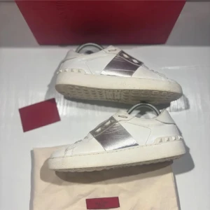 Valentino open  - Hej! Säljer nu mina skor från märket Valentino, storlek 37 bra skick, allt på bilden ingår. Tveka inte på att höra av dig om du har frågor eller funderingar kring skorna! 