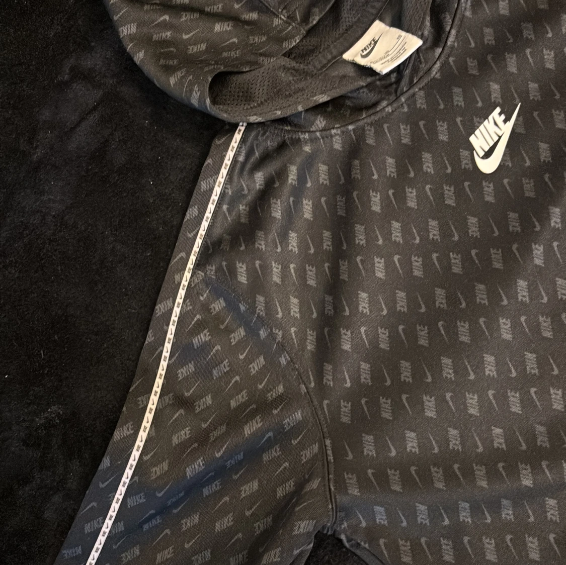 Svart hoodie från Nike med logomönster - 1