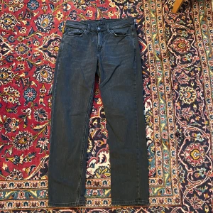 Levi's 541 mörkblå jeans W30 L32 - Snygga mörkblå Levi's 541 jeans med klassisk femficksdesign och raka ben. Jeansen har en diskret tvättad look, Levi's patch bak i midjan och röd Levi's-tag på bakfickan. Perfekt passform och stilren look för dig som gillar jeans med lite bredare ben.