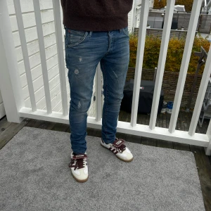 Blåa jeans från jack & jones W30/L30 - Säljer ett par sjukt feta jack & jones jeans med revor. Mycket bra skick 9/10! Storlek är  W30/L30! Modell slim/glenn.😄
