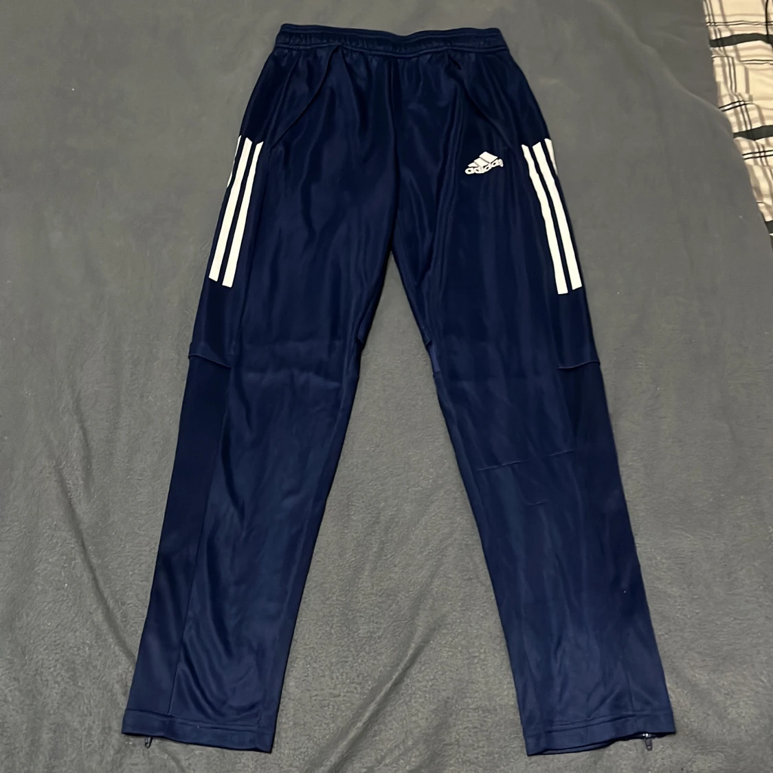 Adidas mörkblå träningsbyxor