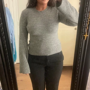 Stickad tröja  - Med utsvängda armar, använd fåtal gånger