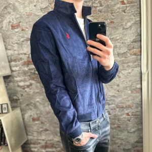 Ralph Lauren jacka - Mycket fint skick, inga defekter. Storlek L(sitter typ M) passar dig som är mellan 180-185cm ungefär. Osäker på äktheten då qr koden går till RL kina hemsida. Nypris ca 2000kr. Modellen är 185 cm, 79 kg. Skriv för mer information!🤝