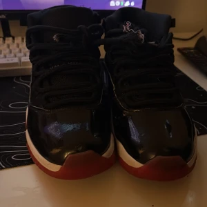 Nike Air Jordan 11 Bred sneakers - Säljer ett par Nike Air Jordan 11 Bred sneakers, snöret är förstörd men man kan köpa jätte billigt från temu Elle shein säljer för 800 men kan diskutera pris