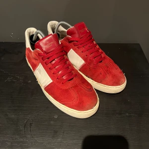 Valentino Flycrews  - Snygga röda sneakers från Valentino Garavani med vita detaljer och platt sula. Skorna har snörning, rund tå och är tillverkade i mocka och skinn. Nypris är runt 10000kr men vårt pris ligger på 1999kr ett monster pris!!!😮‍💨😮‍💨💯💯