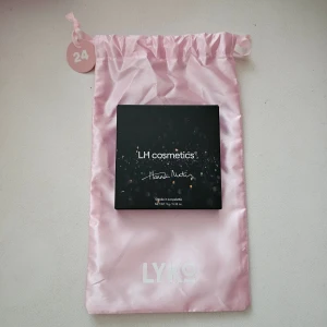 LH cosmetics Smoke it out palette 9g - LH cosmetics Smoke it out palette. Multi-use. You are the creator.  9 multi-use shadows for eyes, cheeks and lips. Apply with your fingertip or a brush. BFF can also be used as a cake-liner applied with a damp brush. Vegan.  Ord pris 499kr