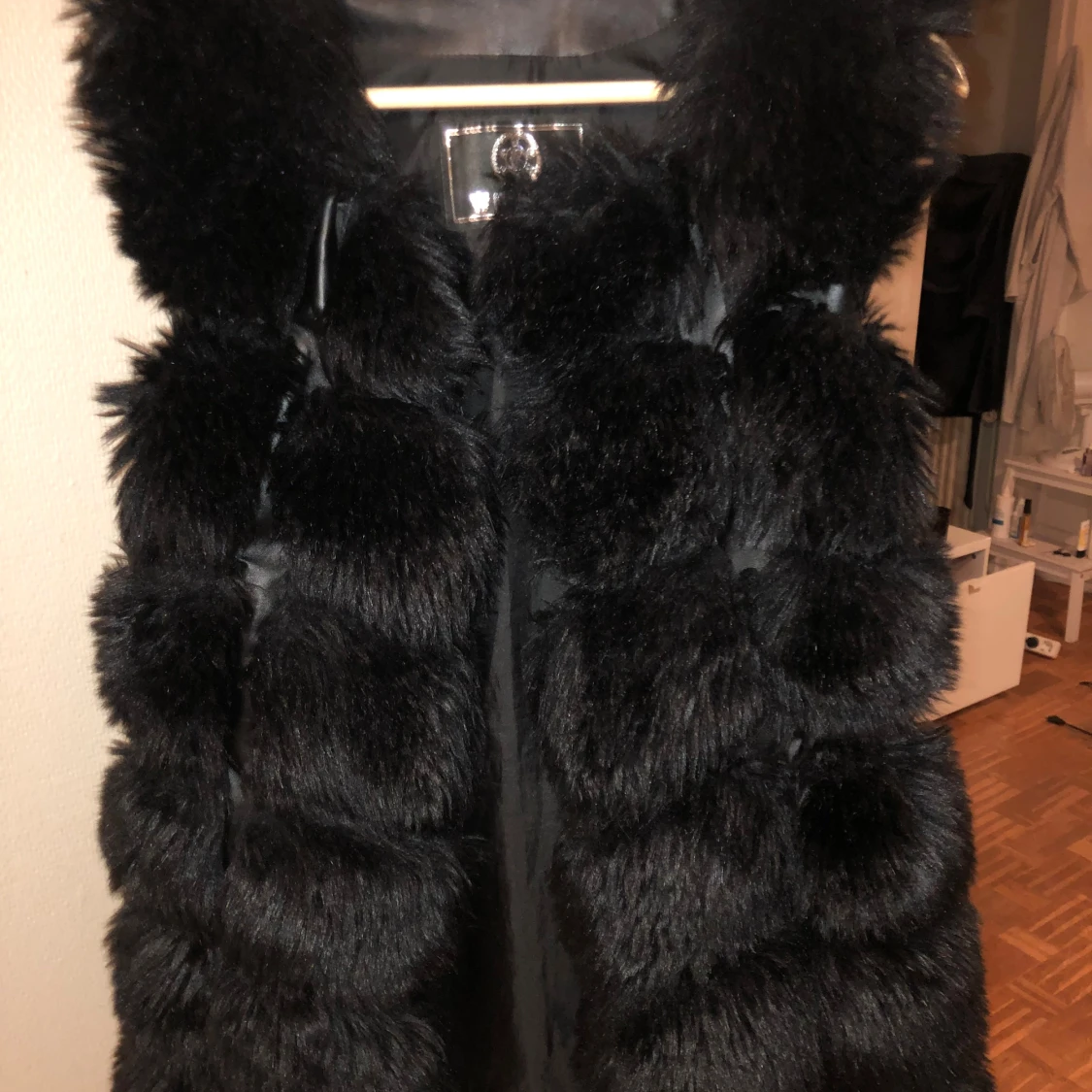 Svart fluffig pälsväst från Wenafa - 2